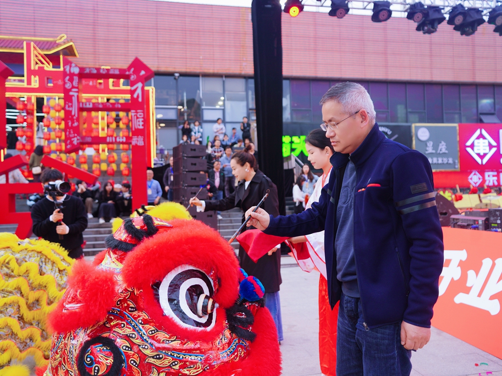 云創(chuàng)貴安谷開(kāi)業(yè)慶典暨云創(chuàng)電音節(jié)(云創(chuàng)貴安谷開(kāi)業(yè)揭牌儀式)(圖2) 云創(chuàng)貴安谷開(kāi)業(yè)慶典暨云創(chuàng)電音節(jié)(云創(chuàng)貴安谷開(kāi)業(yè)揭牌儀式)(圖2)