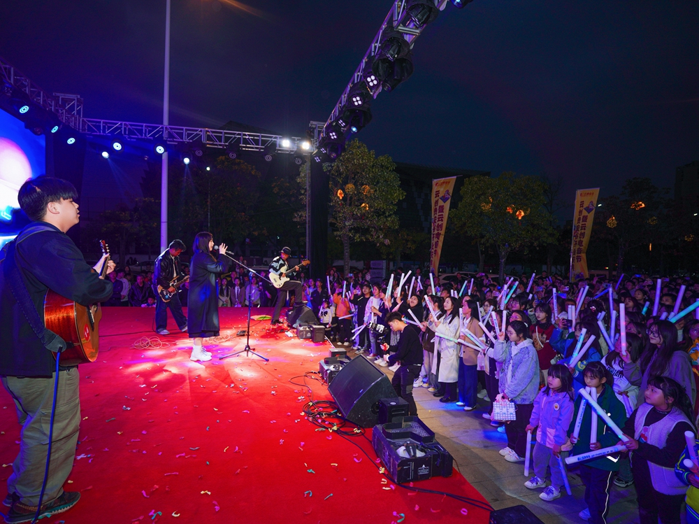 云創(chuàng)貴安谷開(kāi)業(yè)慶典暨云創(chuàng)電音節(jié)(云創(chuàng)貴安谷開(kāi)業(yè)揭牌儀式)(圖11) 云創(chuàng)貴安谷開(kāi)業(yè)慶典暨云創(chuàng)電音節(jié)(云創(chuàng)貴安谷開(kāi)業(yè)揭牌儀式)(圖11)