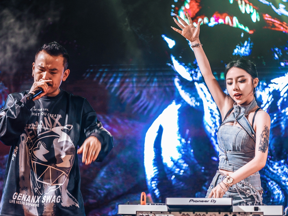 云創(chuàng)貴安谷開(kāi)業(yè)慶典暨云創(chuàng)電音節(jié)(云創(chuàng)貴安谷開(kāi)業(yè)揭牌儀式)(圖12) 云創(chuàng)貴安谷開(kāi)業(yè)慶典暨云創(chuàng)電音節(jié)(云創(chuàng)貴安谷開(kāi)業(yè)揭牌儀式)(圖12)