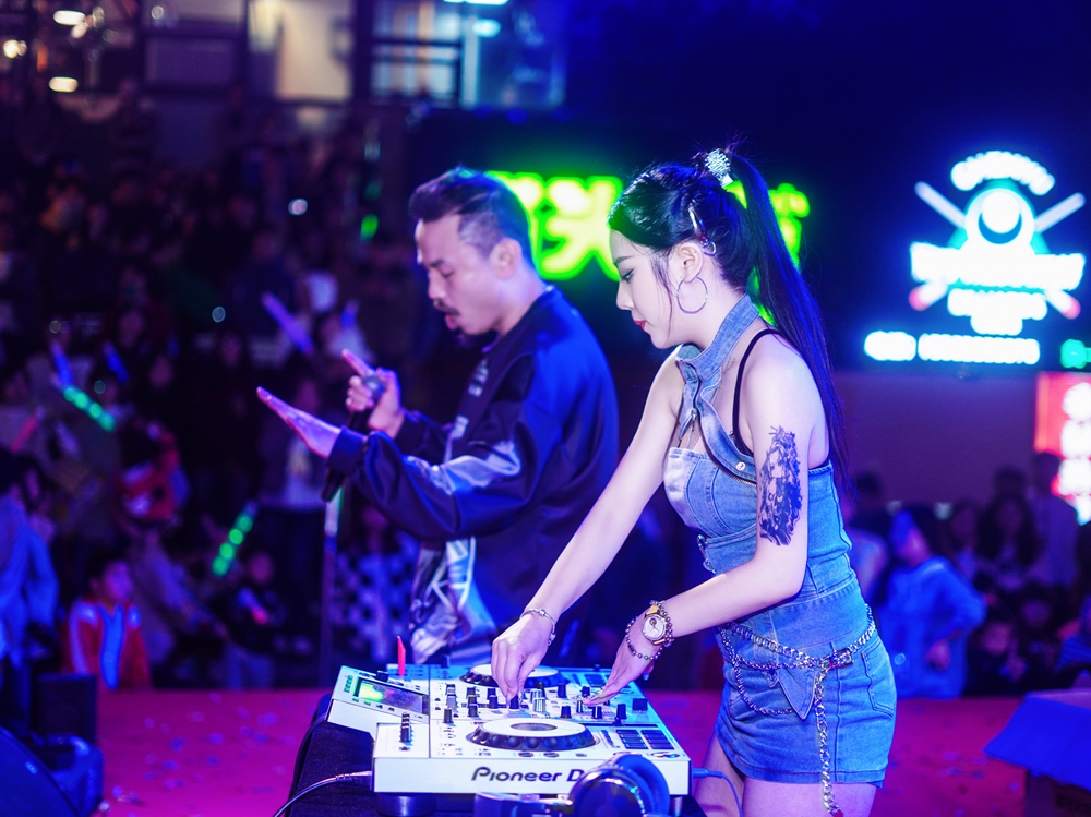 云創(chuàng)貴安谷開(kāi)業(yè)慶典暨云創(chuàng)電音節(jié)(云創(chuàng)貴安谷開(kāi)業(yè)揭牌儀式)(圖13) 云創(chuàng)貴安谷開(kāi)業(yè)慶典暨云創(chuàng)電音節(jié)(云創(chuàng)貴安谷開(kāi)業(yè)揭牌儀式)(圖13)