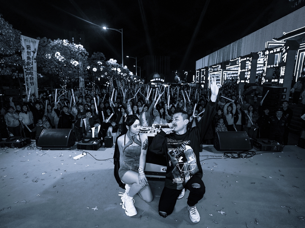 云創(chuàng)貴安谷開(kāi)業(yè)慶典暨云創(chuàng)電音節(jié)(云創(chuàng)貴安谷開(kāi)業(yè)揭牌儀式)(圖14) 云創(chuàng)貴安谷開(kāi)業(yè)慶典暨云創(chuàng)電音節(jié)(云創(chuàng)貴安谷開(kāi)業(yè)揭牌儀式)(圖14)